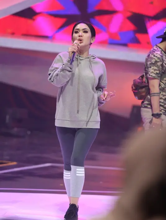 Salah satu yang akan tampil beda adalah penyanyi Syahrini. Penyanyi asal Bogor, Jawa Barat itu akan membawakan tiga buah lagu. (Nurwahyunan/Bintang.com)