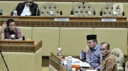 Ketua KPU Hasyim Asy'ari (kanan) mengikuti Rapat Dengar Pendapat (RDP) dengan Komisi II DPR di Kompleks Parlemen, Senayan, Jakarta, Senin (3/10). Rapat Dengar Pendapat (RDP) tersebut membahas rancangan Peraturan KPU (PKPU) tentang penyusunan daftar pemilih dan partisipasi masyarakat dalam pemilihan umum serta PKPU tentang pemilihan Gubernur dan Wakil Gubernur, Bupati dan Wakil Bupati, atau Walikota dan Wakil Walikota serta membahas rancangan PKPU tentang penetapan daerah pemilihan dan alokasi kursi anggota Dewan Perwakilan Rakyat Daerah Kabupaten/Kota dalam pemilihan umum. (Liputan6.com/Angga Yuniar)