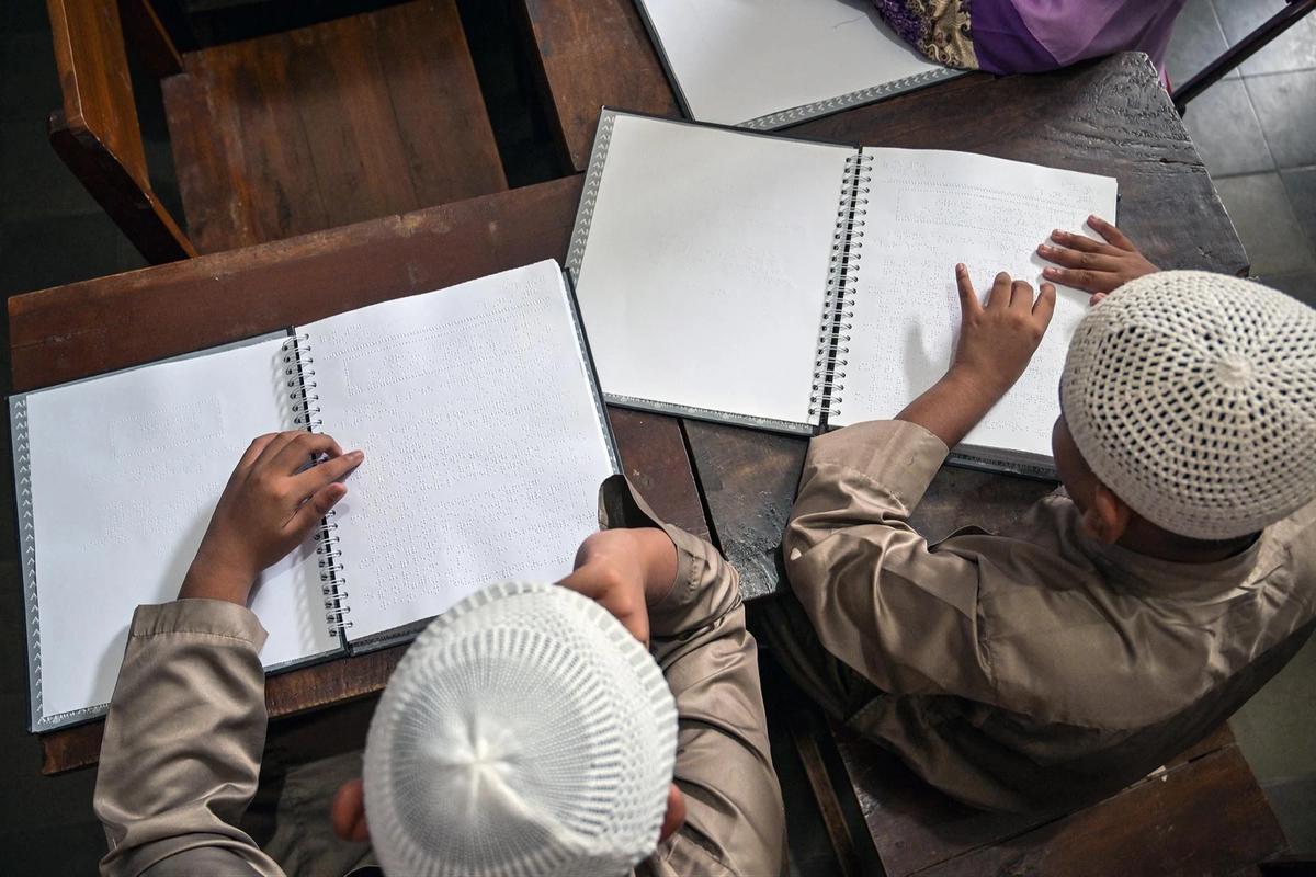 FOTO: Semangat Siswa Tunanetra Pelajari Al Quran Braille di Bulan Ramadan