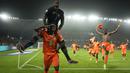 Pemain Pantai Gading, Franck Kessie (bawah) dan kiper Yahia Fofana merayakan kemenangan atas Senegal pada babak 16 besar Piala Afrika 2023 di Stade Charles Konan Banny, Yamoussoukro, Selasa (30/01/2024) dini hari WIB. Pantai Gading menang dengan skor 5-4 pada babak adu penalti. (AP Photo/Themba Hadebe)