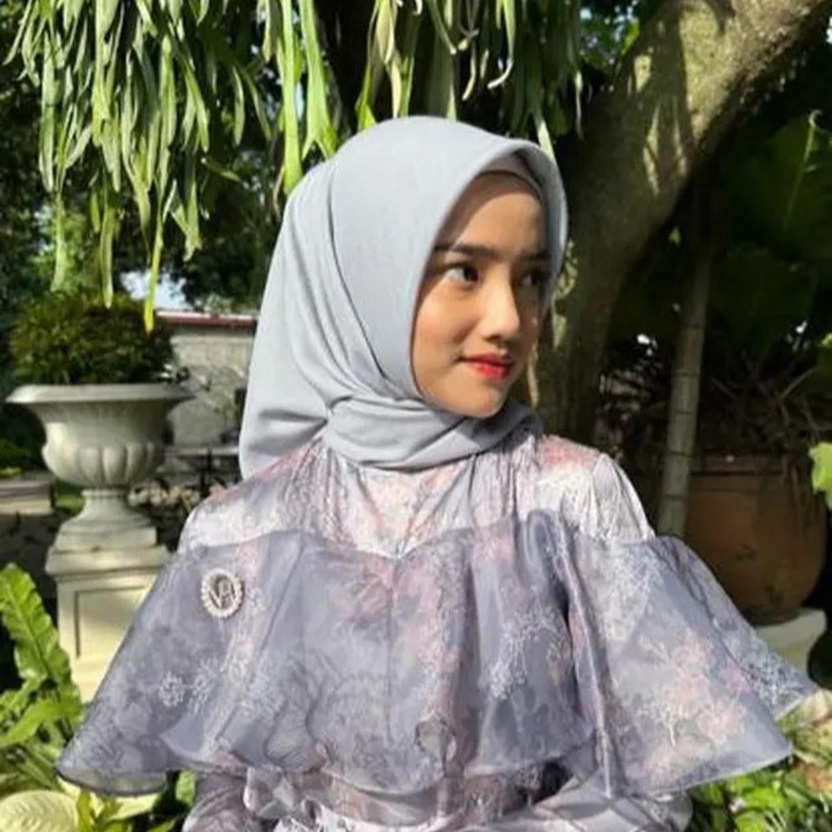 7 Potret Cantik Fuji dalam Balutan Hijab yang Bikin Pangling, Pesonanya Makin Adem