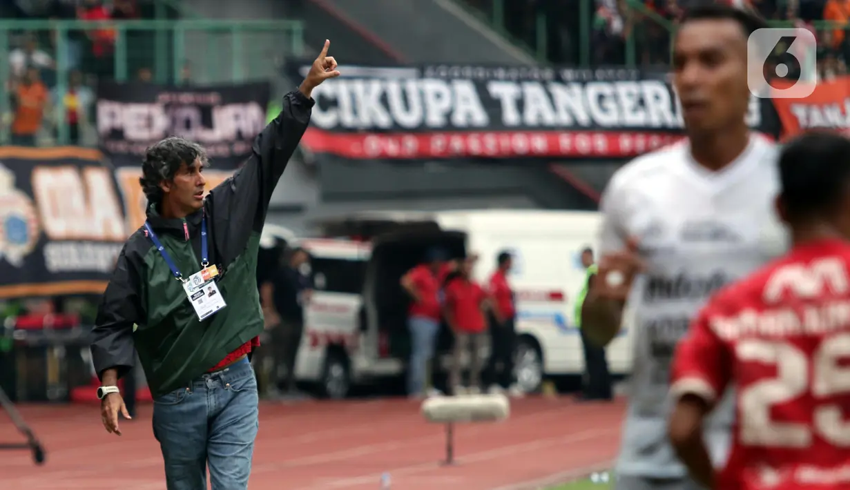 Pelatih Bali United, Alessandro Stefano Cugurra saat laga lanjutan BRI Liga 1 Indonesia melawan Persija Jakarta di Stadion Patriot Chandrabhaga, Kota Bekasi, Jawa Barat, Minggu (15/1/2023). Bali United harus mengakui keunggulan Persija Jakarta dengan skor 2-3. (Liputan6.com/Helmi Fithriansyah)