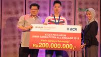 Kevin Sanjaya menerima penghargaan dari Djarum Foundation atas prestasi pada ajang All England 2018 di Galeri Indonesia Kaya, Grand Indonesia, Jakarta (28/3/2018). Kevin menerima deposito sebesar Rp 200 juta. (Bola.com/Nick Hanoatubun)