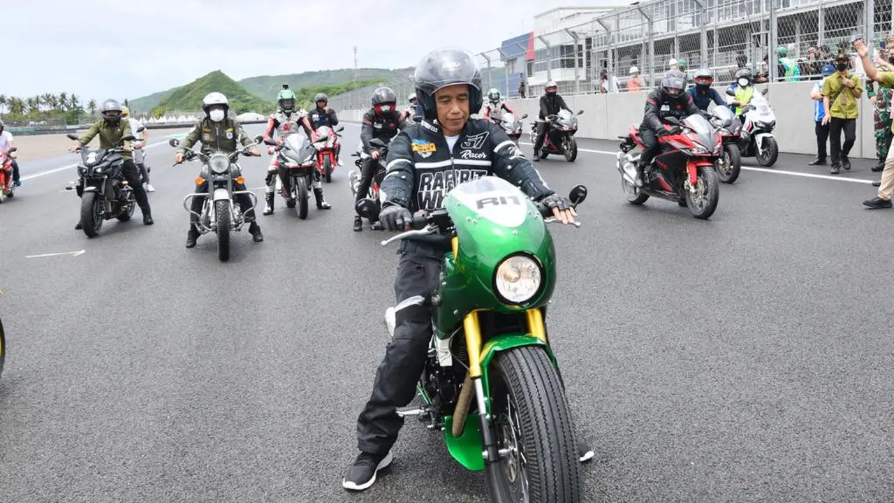 Presiden Jokowi saat menjajal Sirkuit Mandalika di Nusa Tenggara Barat, Jumat (12/11/2021)
