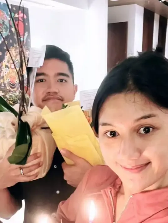 Potret Erina Gudono tampil tanpa makeup saat dapat kejutan ulang tahun dari Kaesang pun berhasil curi perhatian. Terlihat wajah polos Erina Gudono dengan rambut yang diikat. Perempuan berusia 26 tahun itu terlihat fresh dan glowing.
(Liputan6.com/IG/@erinagudono)