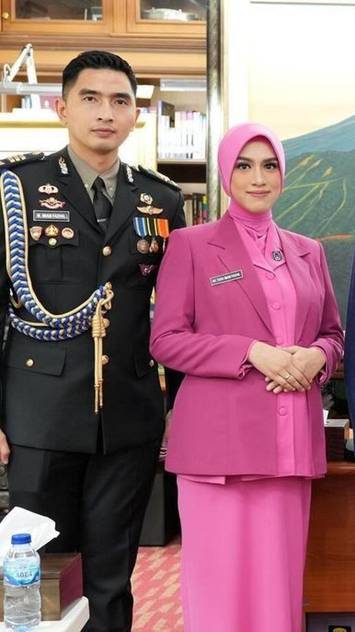 Sang ajudan yang bertubuh tegap dan gagah itu menjalani kenaikan pangkat tepat pada saat HUT institusi Polri ke-78 lalu.&nbsp;<br>