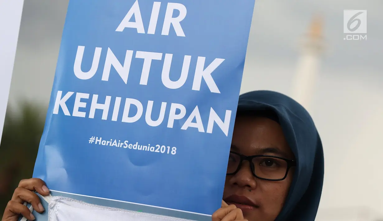Aktivis Walhi membawa poster saat menggelar aksi terkait Hari Air Sedunia di depan Istana Negara, Jakarta, Kamis (22/3). Walhi meminta pemerintah dan masyarakat lebih memperhatikan dan menjaga ekosistem air. (Liputan6.com/Immanuel Antonius)