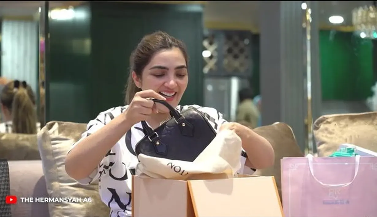 <p>Hadiah pertama yang didapat Ashanty adalah tas Louis Vuitton. Ashanty tampak bahagia mendapat hadiah tas mewah. [Foto: youtube.com/The Hermansyah A6]</p>