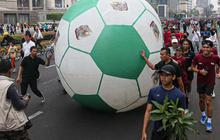 FOTO: Penampakan Bola Raksasa Ramaikan Tur Trophy Experience Piala Dunia U-17 2023 di Jalan Thamrin