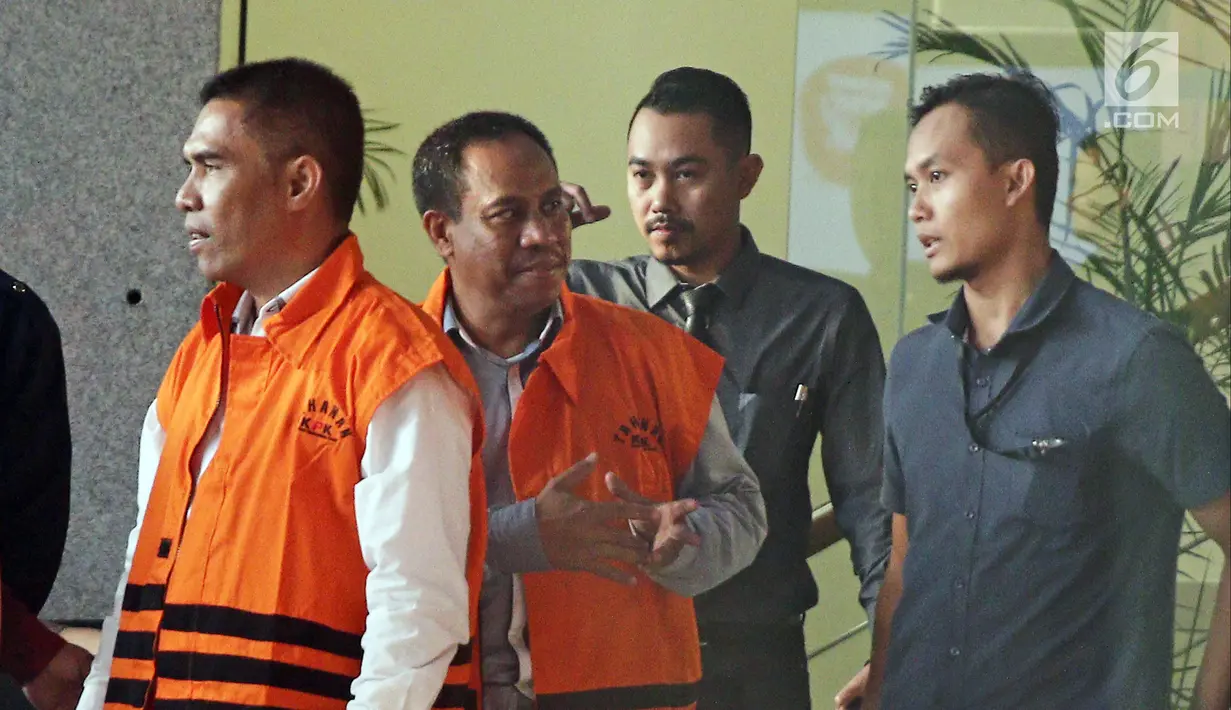 Ketua DPRD Kota Malang Abdul Hakim (kiri) serta anggota DPRD Kota Malang Imam Fauzi (dua kiri) usai diperiksa KPK, Jakarta, Jumat (6/4). Abdul Hakim serta empat anggota DPRD Kota Malang ditetapkan sebagai tersangka oleh KPK. (Liputan6.com/Herman Zakharia)