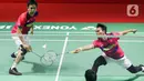 Pebulu tangkis ganda putra Indonesia Mohammad Ahsan/Hendra Setiawan atau pasangan The Daddies saat bertanding melawan ganda putra Jepang Akira Koga/Taichi Saito pada babak 32 besar turnamen Daihatsu Indonesia Masters 2023 di Istora Senayan, Jakarta, Selasa (24/1/2023). Mohammad Ahsan/Hendra Setiawan menang atas Akira Koga/Taichi Saito dengan skor 17-21, 21-19, dan 21-10. (Liputan6.com/Herman Zakharia)