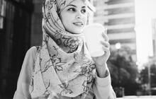 8 Inspirasi Gamis Polos dengan Hijab Motif, Padu Padan Fashion Favorit para Muslimah