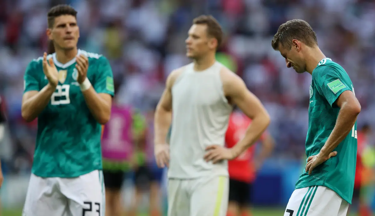 Pemain timnas Jerman, Thomas Muller, Manuel Neuer dan Mario Gomez berjalan di lapangan pada akhir laga Grup F melawan Korea Selatan di Kazan Arena, Rabu (27/6). Langkah Jerman terhenti di Piala Dunia 2018 setelah kalah dari Korsel (AP/Thanassis Stavrakis)