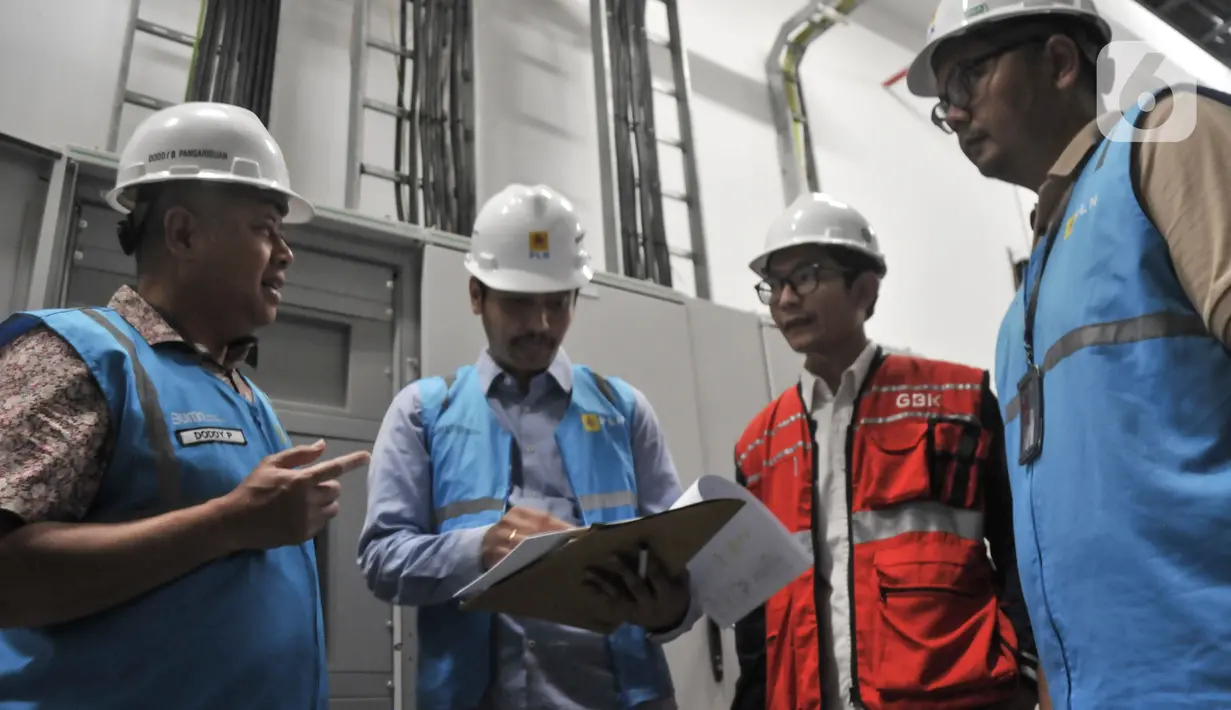 General Manager PLN Unit Induk Distribusi Jakarta Raya Doddy B.Pangaribuan (kiri) saat mengecek ketersediaan listrik di Stadion Utama Gelora Bung Karno, Senayan, Jakarta, Kamis (12/1/2023). Jelang perhelatan Piala Dunia U-20 di Indonesia yang diikuti 24 negara, PLN Unit Induk Distribusi (UID) Jakarta Raya memastikan ketersediaan pasokan listrik aman sebanyak 4 lapis dengan daya terpasang di SUGBK yaitu 5540 kVA dan back up UPS 1000 kVA. (merdeka.com/Iqbal S Nugroho)