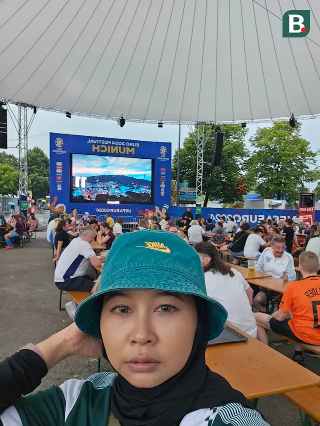 Jurnalis Bola.com Tri Wahtu Utami berfoto di foodcourt Olympiapark, Munchen, Jerman, Rabu (10/7/2024)