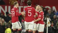 Pada menit ke-21 Manchester United berhasil unggul 1-0 melalui gol Antony. Gol dicetak lewat sepakan melengkung kaki kiri dari depan kotak penalti setelah menerima umpan pendek Fred. (AP Photo/Dave Thompson)