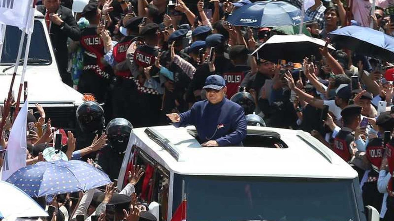 VIDEO: Presiden Prabowo Berdiri Gagah dari Mobil Maung Garuda Sapa Rakyat saat Menuju Istana