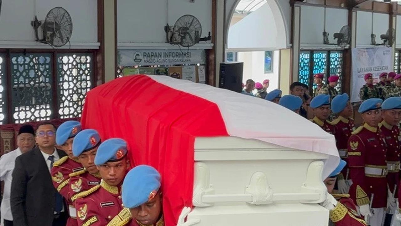 Jenazah Try Sutrisno Disalatkan di Masjid Sunda Kelapa