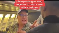 Viral Pengidap Alzheimer Ngamuk di Pesawat, Istri dan Penumpang Lain Kerja Sama Nyanyikan Lagu Kesukaan. Foto: tangkapan layar Tiktok: @aubzroset.