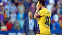 Lionel Messi tertunduk lesu saat Barcelona dibantai Levante (AFP)