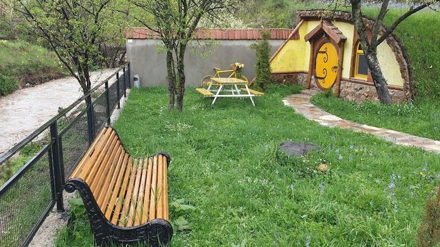 Sebuah penginapan di Armenia, hotel Cozy House terinspirasi rumah hobbit dibuka pada 2019. (Dok: Facebook Cozy House)