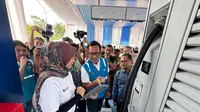 General Manager PLN UID Jakarta Raya, Moch. Andy Adchaminoerdin, bersama Forkopimda Jakarta Timur, sedang melakukan simulasi pengisian daya kendaraan listrik menggunakan aplikasi PLN Mobile di SPKLU LRT City Ciracas, Jakarta&nbsp;(31/7/2025). (Dok PLN)