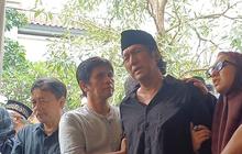 Tangis Ikang Fawzi saat Lepas Jenazah Marisaa Haque:Istri Saya Tercinta Telah Pergi Ya Allah!