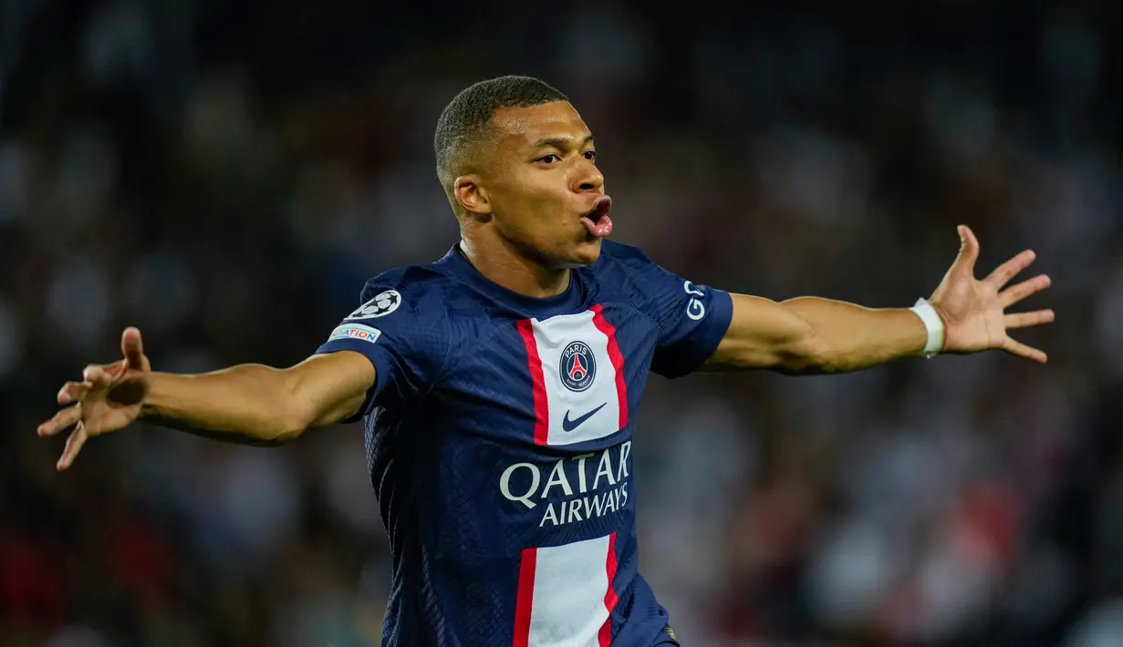 Pemain Paris Saint-Germain (PSG) Kylian Mbappe melakukan selebrasi usai mencetak gol ke gawang Juventus pada pertandingan sepak bola Grup H Liga Champions di Stadion Parc des Princes, Paris, Prancis, 6 September 2022. PSG mengalahkan Juventus dengan skor 2-1. (AP Photo/Thibault Camus)