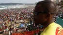 Penjaga pantai mengamati keadaan sekitar lokasi sebuah pantai yang dipadati oleh pengunjung di Durban, Afrika Selatan (1/1). (REUTERS/Rogan Ward)