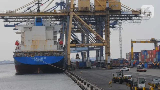 Bongkar muat peti kemas di Pelabuhan Tanjung Priok