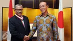  Ketua Prodi Jepang UI, I Ketut Surajaya (kiri) bersalaman dengan Dubes Yasuaki Tanizaki usai penyerahan bintang jasa di Kedubes Jepang, Jakarta, Senin (1/8). I Ketut Surajaya memperkuat penelitian Indonesia-Jepang. (Liputan6.com/Helmi Fithriansyah)