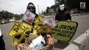 Aktivis Gerakan Perempuan Lakardowo Mandiri (Green Woman) menunjukkan aspirasi mereka dalam sejumlah poster saat menggelar aksi di depan Istana Negara, Jakarta, Kamis (1/2). (Liputan6.com/Arya Manggala)
