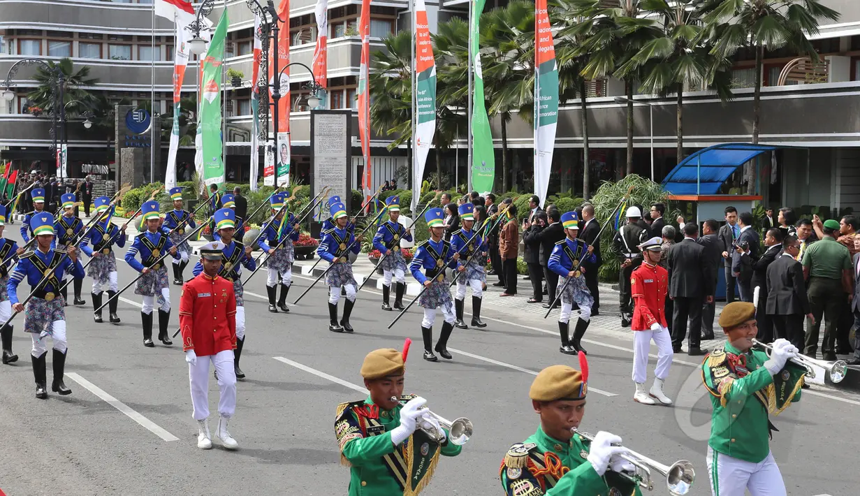 Pasukan marching band berjalan bersama saat melakukan "Historical Walk" dalam peringatan ke-60 tahun Konferensi Asia Afrika di jalan Asia Afrika, Bandung, Jumat, (24/4/2015). (Liputan6.com/Herman Zakharia)