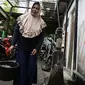 Warga mengambil air menggunakan pompa tangan di kawasan Jakarta, Rabu (6/10/2021). Warga Jakarta akan dilarang menggunakan air tanah yang menyebabkan penurunan muka tanah semakin tinggi menyusul upaya dalam mencegah penggunaan air tanah secara terus-menerus. (Liputan6.com/Faizal Fanani)