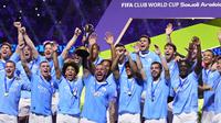 Pemain Manchester City, Kyle Walker mengangkat trofi setelah timnya berhasil menjuarai Piala Dunia Antarklub 2023 di King Abdullah Sports City, Jeddah, Arab Saudi, Sabtu (23/12/2023) dini hari WIB. Manchester City menang dengan skor 4-0. (AP Photo/Manu Fernandez)