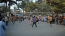 Para pemuda bermain bola voli di Shahr-e Naw Park, Kabul, Afghanistan, 9 September 2021. Taliban menguasai Afghanistan setelah pasukan Amerika Serikat meninggalkan negara tersebut. (HOSHANG HASHIMI/AFP)