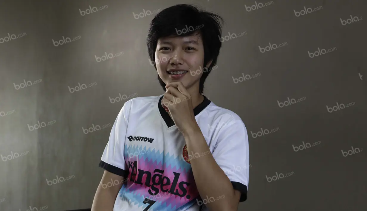 Anggi Puspita Sari adalah kapten tim JK Angels yang merupakan pemain paling muda di antara empat pemain JK Angels yang bertandang ke markas Bola.com. (Bola.com/Arief Bagus)