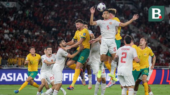 <p>Pemain Timnas Indonesia, Rizky Ridho berusaha menghalau bola saat laga Kualifikasi Piala Dunia 2026 melawan Australia di Stadion Utama Gelora Bung Karno (SUGBK), Senayan, Jakarta, Selasa (10/09/2024). (Bola.com/Bagaskara Lazuardi)</p>