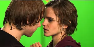 Emma Watson mengatakan bahwa cimannya dengan Rupert Grint di Harry Potter benar-benar canggung. Ia benar-benar tak tahu apa yang harus dilakukan. (YouTube)