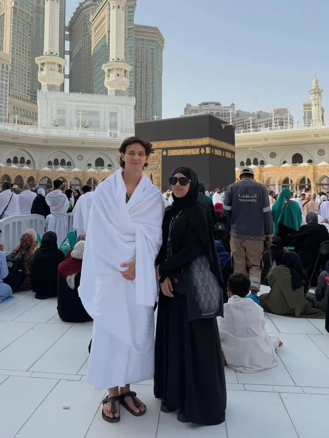 6 Potret Marcell Darwin Umrah Perdana Usai Mualaf, Perjalanan Spiritual Penuh Haru