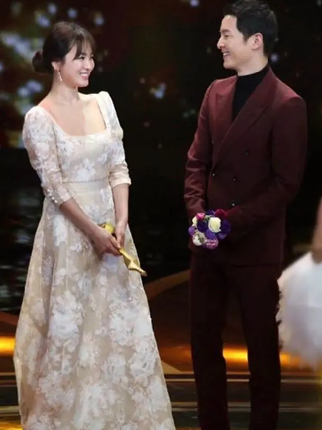 Tersiar kabar, alasan Song Joong Ki  dan Song Hye Kyo ingin menggelar pesta  pernikahan di malam hari adalah agar suasananya menjadi lebih indah. (Instagram/pae_kikyo_sscp)