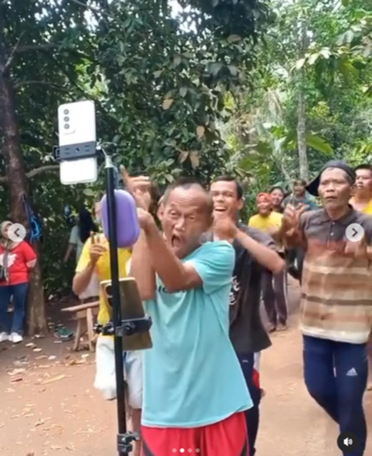 Petani di Sukabumi Jadi Live Streamer TikTok karena Penghasilannya Besar