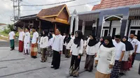 Bupati Banyuwangi Ipuk Fiestiandani mengeluarkan kebijakan khusus bagi Aparatur Sipil Negara (ASN) kenakan sarung dan peci. Foto: Pemkab Banyuwangi