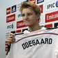 Gaji wonderkid asal Norwegia, Martin Odegaard membuat kapten Madrid B, Sergio Aguza tercengang.