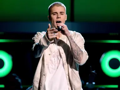 Penyanyi muda Justin Bieber memeriahkan ajang bergengsi Billboard Music Awards (BBMA) 2016 di T -Mobile Arena, Las Vegas, Minggu (22/5). Justin Bieber tampil casual mengenakan kaos, jaket dan celana jins robek (Kevin Winter/GETTY IMAGES NORTH AMERICA/AFP)