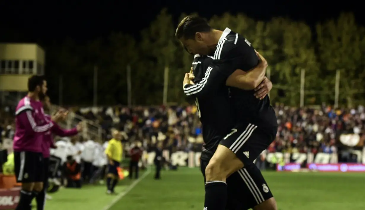 James Rodriguez melakukan selebrasi sete;ah menjebol gawang Rayo Vallecano (AFP)