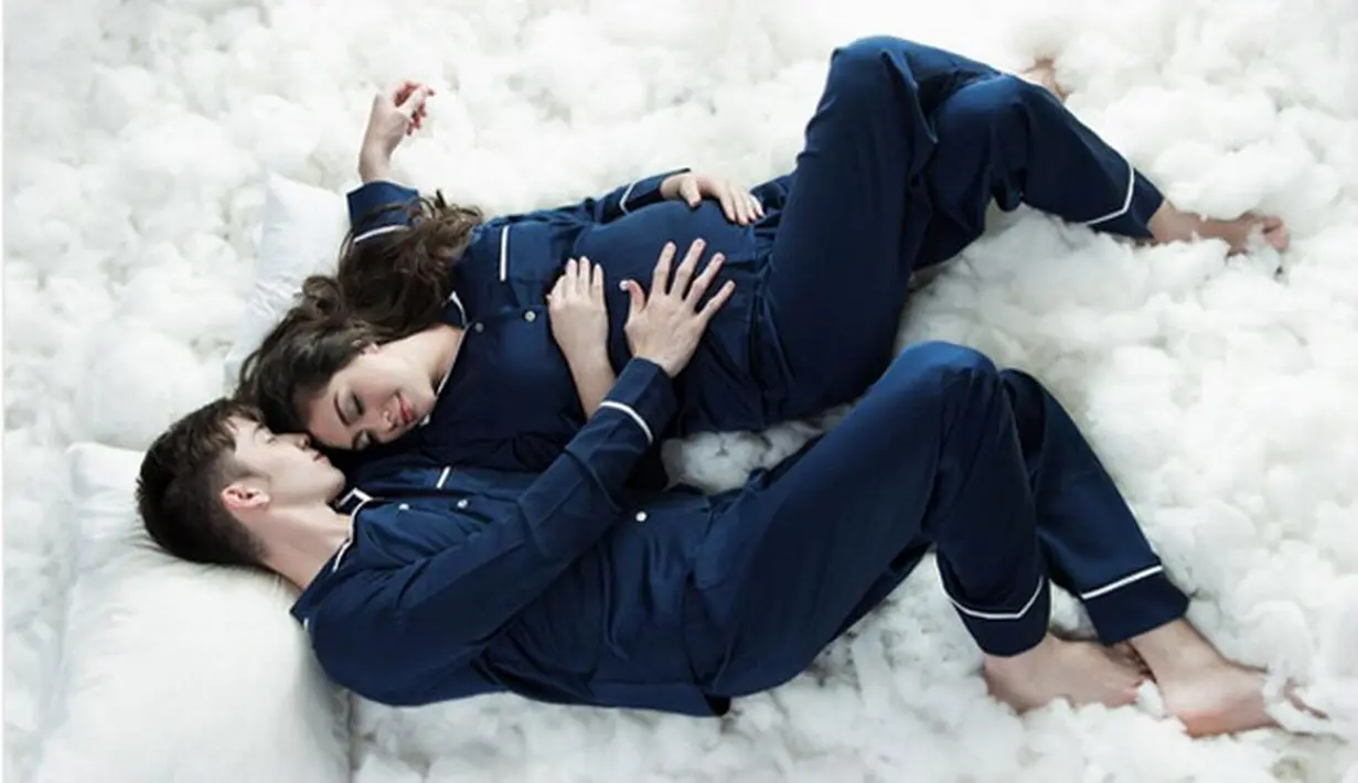 Stefan William dan Celine Evangelista kini tengah menanti kehadiran anak pertamanya. Bagi Stefan, kelahirannya merupakan anak pertama, sedangkan bagi Celine merupakan anak ketiganya. Stefan begitu dekat dengan putri Celine. (Instagram/celine_evangelista)