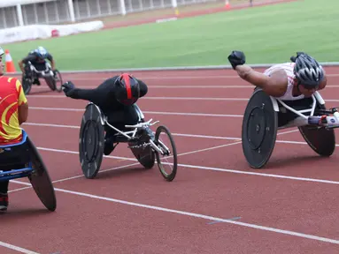 Sejumlah atlet WheelChair Racing Asian Para Games 2018 beradu cepat saat latihan di Stadion Madya, Kompleks GBK, Jakarta, Kamis (4/10). Asian Para Games 2018 berlangsung di Jakarta, 6-13 Oktober. (Liputan6.com/Helmi Fithriansyah)