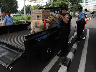 Unit K9 melakukan pemeriksaan kendaraan di kompleks Parlemen, Jakarta, Kamis (17/10/2019). Pengamanan Kompleks Parlemen makin diperketat jelang pelantikan Presiden dan Wakil Presiden terpilih Joko Widodo-Ma'ruf Amin pada 20 Oktober 2019. (Liputan6.com/JohanTallo)