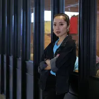 Karina Salim hadir dalam peluncuran official poster dan trailer film Bucin pada Selasa 25 Februari 2020, di CGV FX Sudirman, Jakarta, Selasa, (25/2/2020). (Daniel Kampua/Fimela.com)